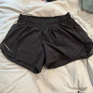 Lululemon Hotty hot low rise 4” size 6 black shorts